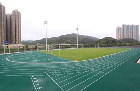 學校室外運動場綠色塑膠跑道